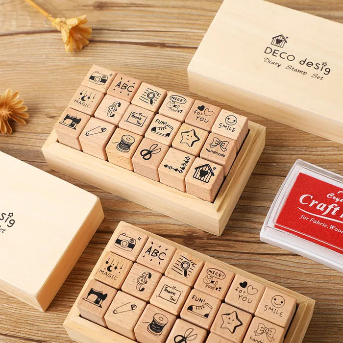 Dos juegos de sellos de madera para diario en su caja, con un tampón rojo