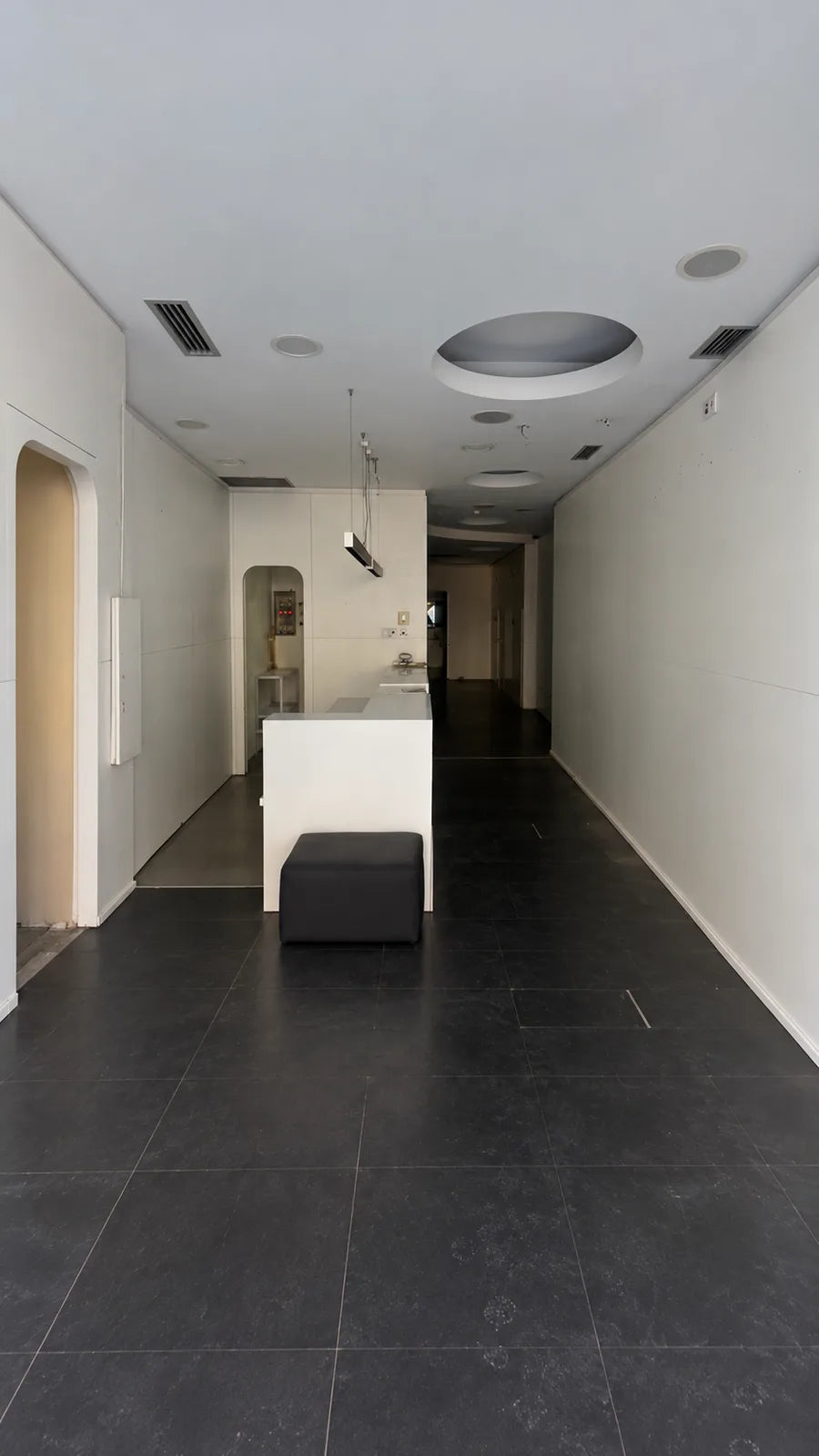 El local de ARU PAPER antes de empezar la obra, vacío y con el suelo oscuro